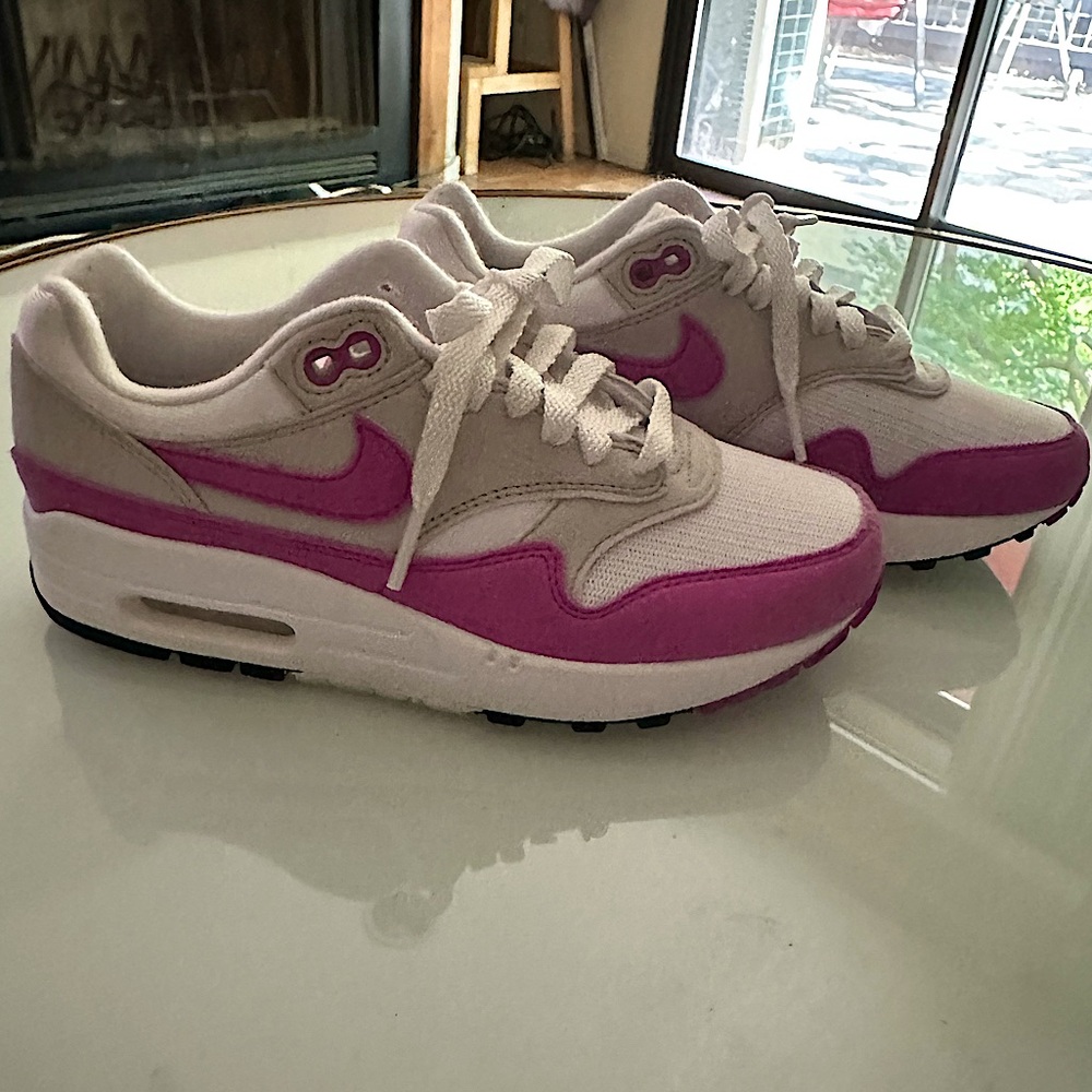 NEW Women’s Nike Air Max 1 Shoes - Size 6.5